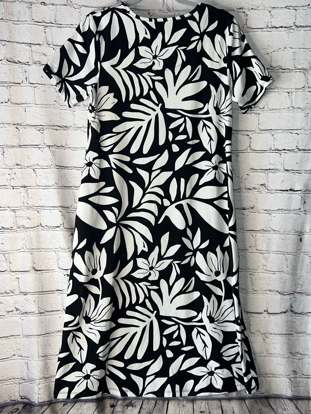 D&Co. Black and White Floral Short Sleeve Knit Midi Dress Size Small Petite - Picture 6 of 7